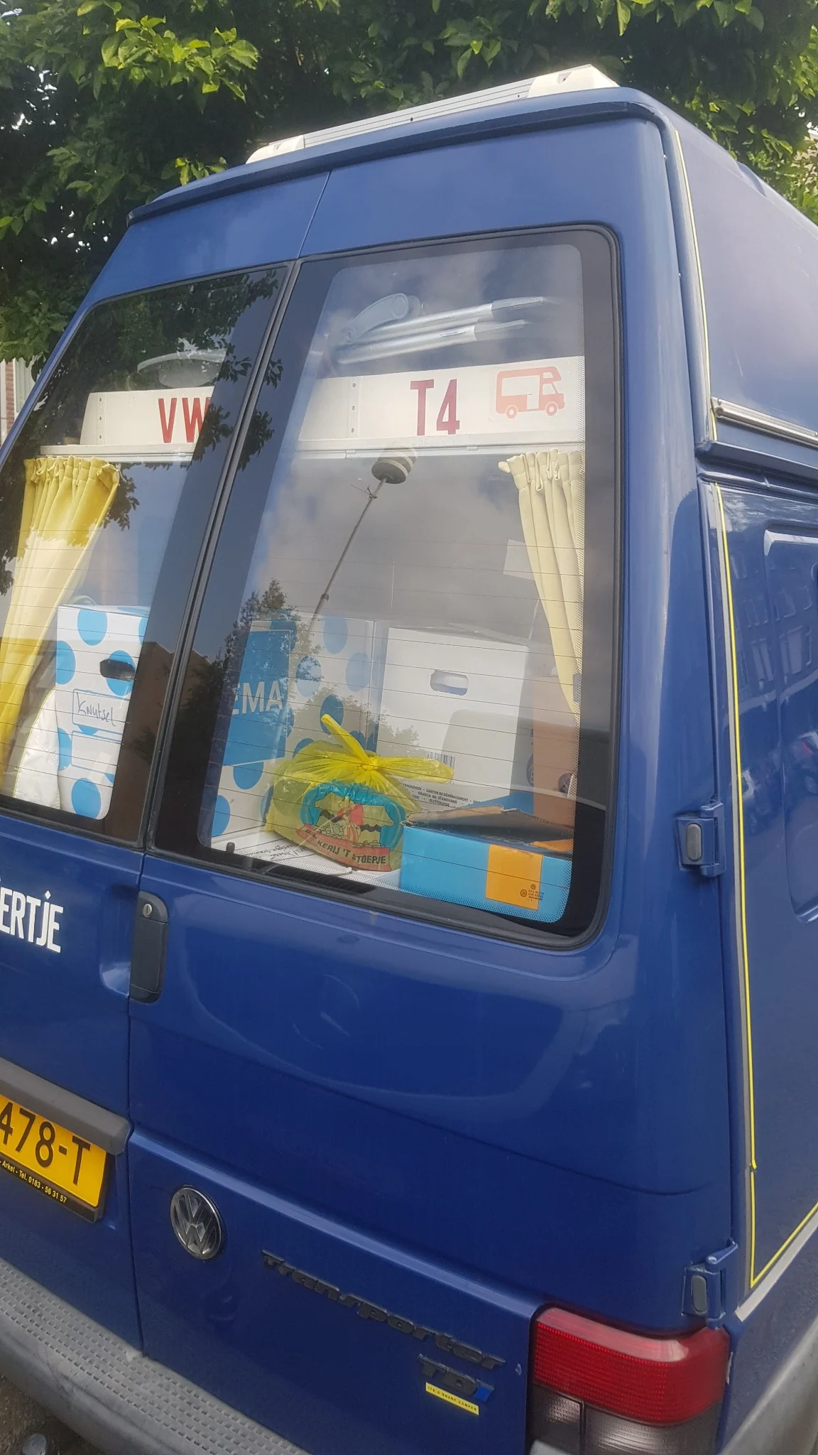 Een bestelbus gevuld met dozen en hulpgoederen tijdens de watersnood van 2021.