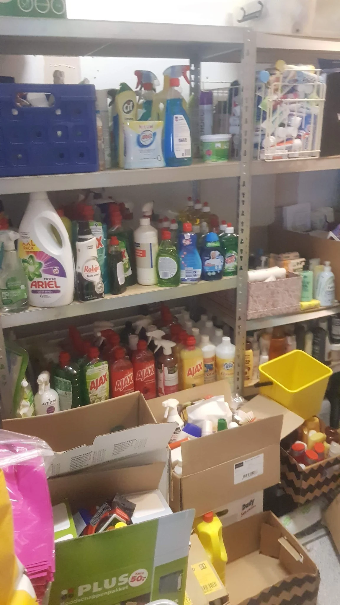 Een opslagruimte met veel schoonmaakmiddelen voor hulp na de watersnood.