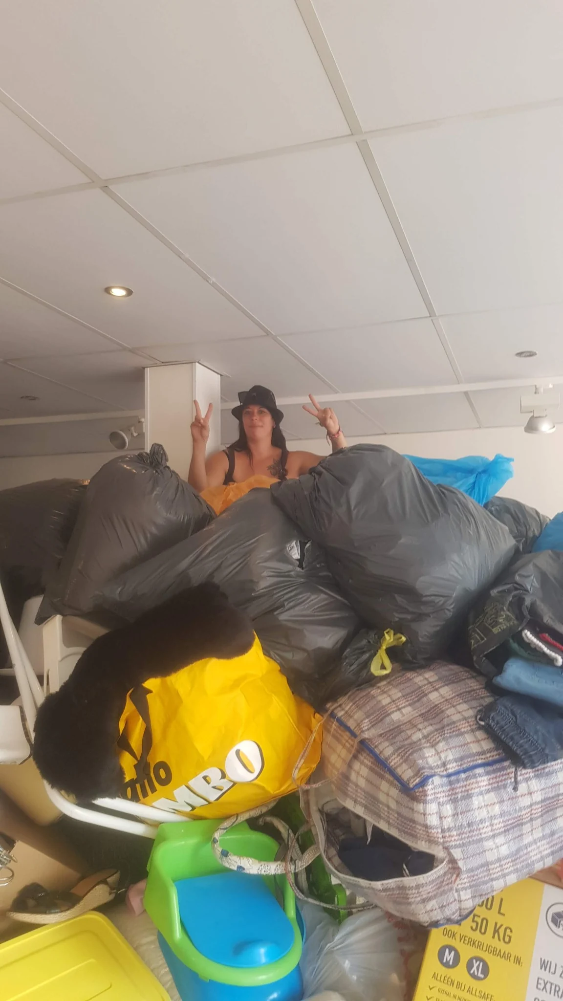 Een grote hoeveelheid ingezamelde zakken en goederen tijdens de watersnood van 2021.