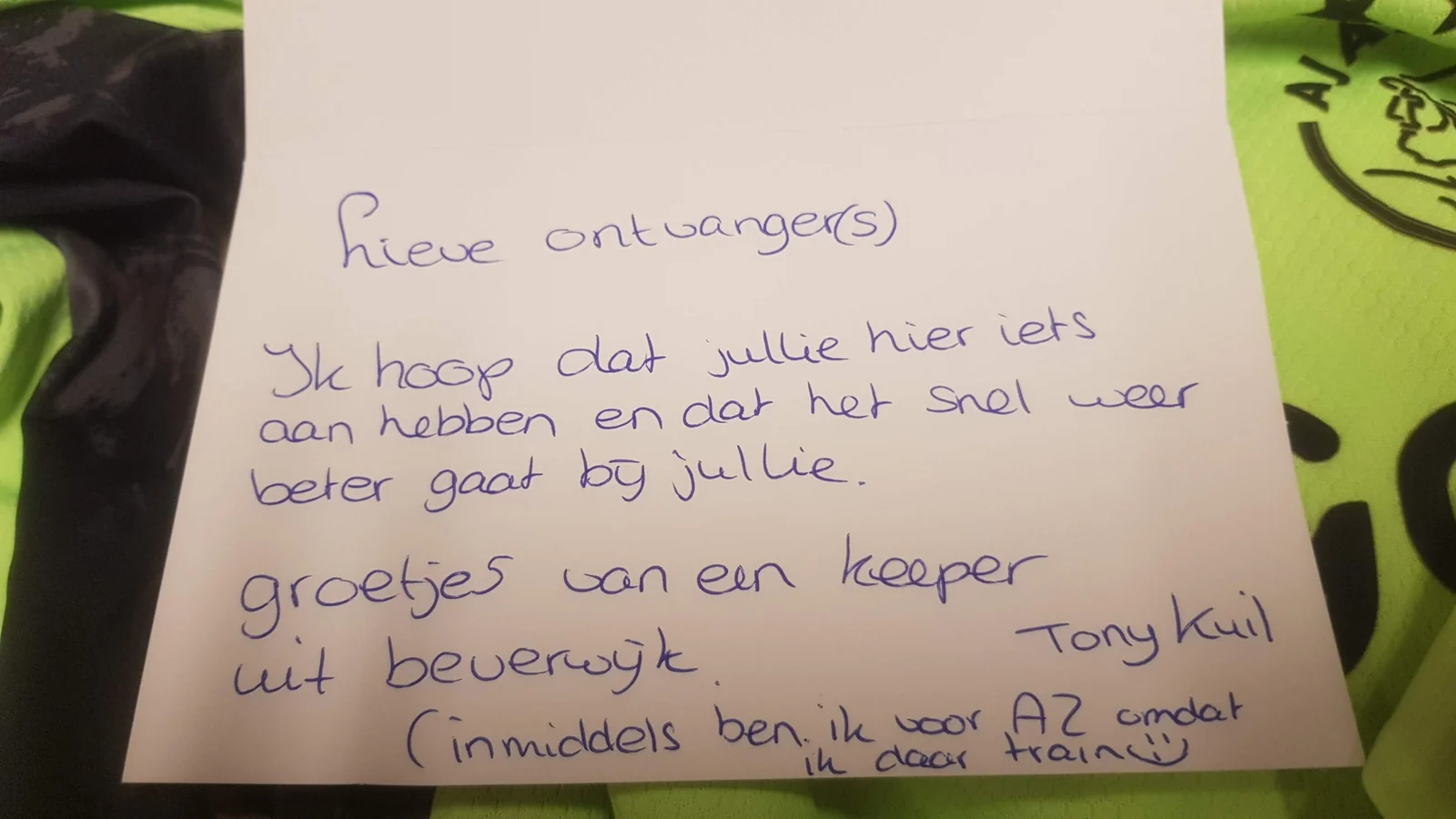 Handgeschreven briefje van een helper uit Beverwijk aan onbekende ontvangers.
