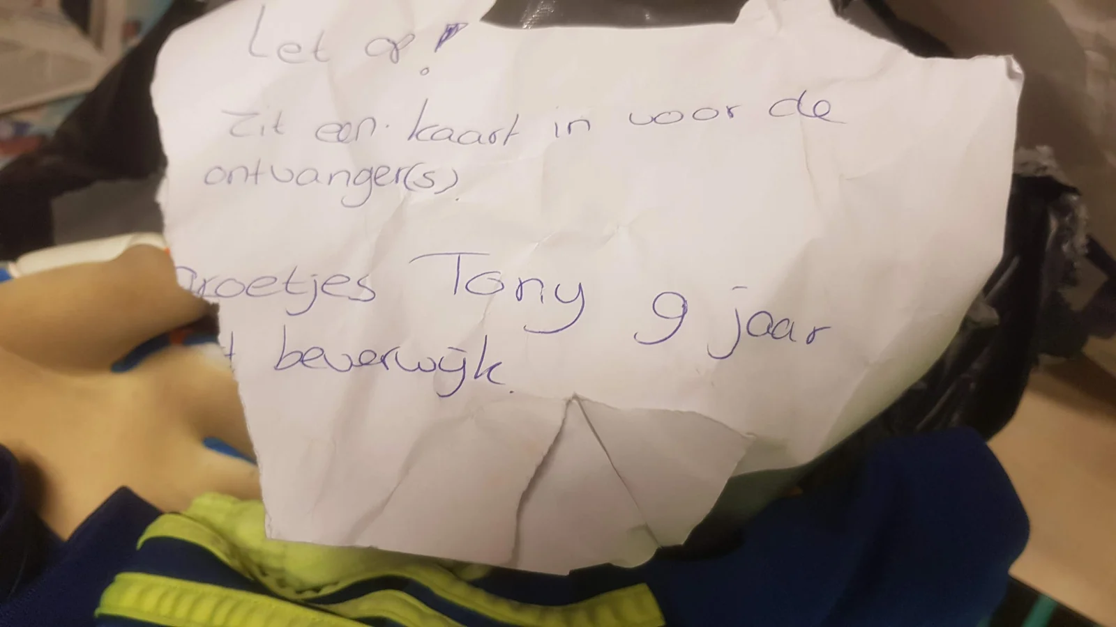 Tweede handgeschreven briefje bij gedoneerde hulpgoederen.